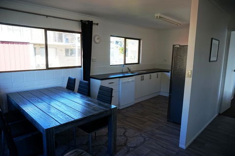 2-29 Rumbalara Avenue - Rainbow Beach, Bring Your Dog Or Your Cat Or Bring Both, Free Wi-Fi - Australia Accommodation 2