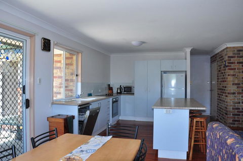 23 Carlo Road - Lowset Family Home Within Walking Distance To The Shopping Centre. Pet Friendly - Australia Accommodation 1