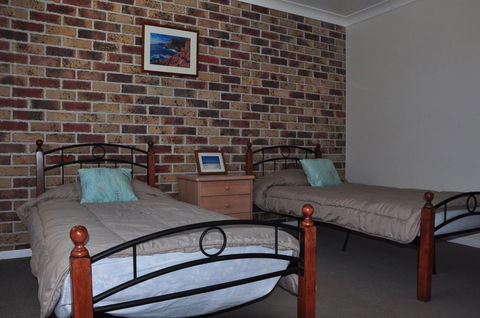 23 Carlo Road - Lowset Family Home Within Walking Distance To The Shopping Centre. Pet Friendly - Australia Accommodation 2