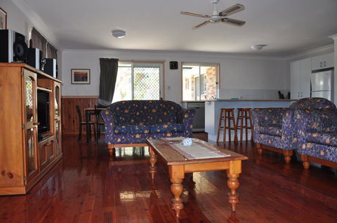 23 Carlo Road - Lowset Family Home Within Walking Distance To The Shopping Centre. Pet Friendly - Australia Accommodation 0