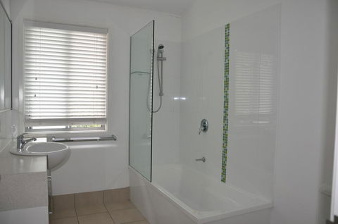 24 Esprit Drive - Beach Home With Open Plan Living And Walking Distance To Beach - Australia Accommodation 1