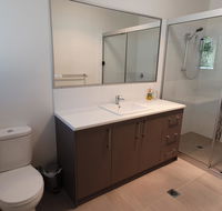 26 Satinwood Drive- Low set modern sleeps 8 - Australia Accommodation