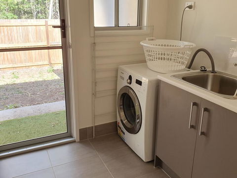 26 Satinwood Drive- Low Set Modern, Sleeps 8 - Australia Accommodation 1