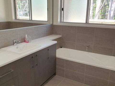 26 Satinwood Drive- Low Set Modern, Sleeps 8 - Australia Accommodation 2