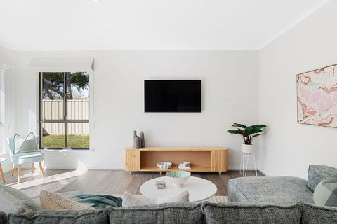 Crimson Ridge - Wines, Vines And Dine - Australia Accommodation 0