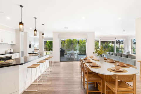 Crimson Ridge - Wines, Vines And Dine - Australia Accommodation 3