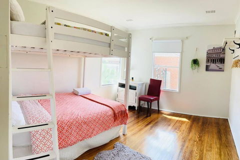 D122 Lovely London Home - Australia Accommodation 4