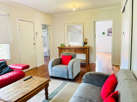 D122 Lovely London Home - Australia Accommodation 0