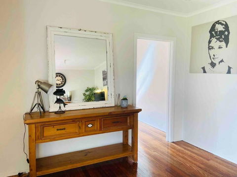 D122 Lovely London Home - Australia Accommodation 1