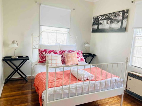 D122 Lovely London Home - Australia Accommodation 3