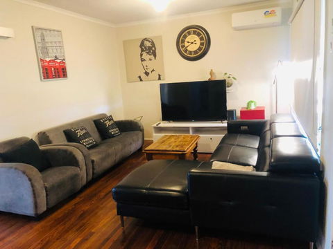 D122 Lovely London Home - Australia Accommodation 2