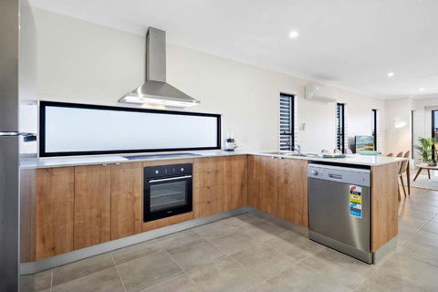 DAYDREAMING Airlie Beach, Water Views & Only 200m To Boardwalk. - Australia Accommodation 4