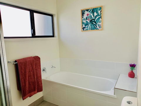 DAYDREAMING Airlie Beach, Water Views & Only 200m To Boardwalk. - Australia Accommodation 3
