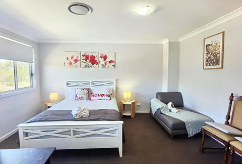 Delightful 2-level Home In Bardia - Australia Accommodation 3