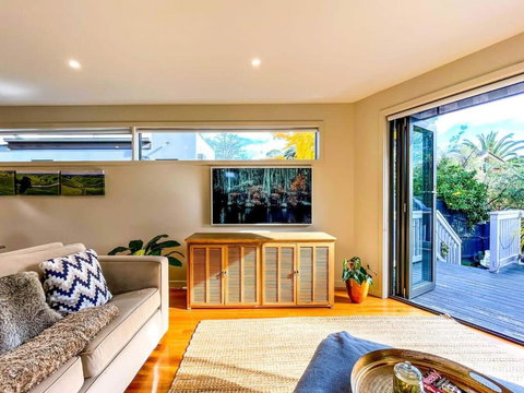 Delux Camberwell Sunny Townhouse - Australia Accommodation 3