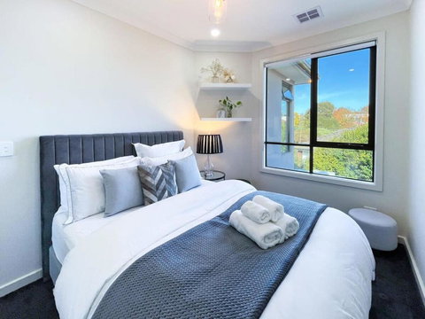 Delux Camberwell Sunny Townhouse - Australia Accommodation 4