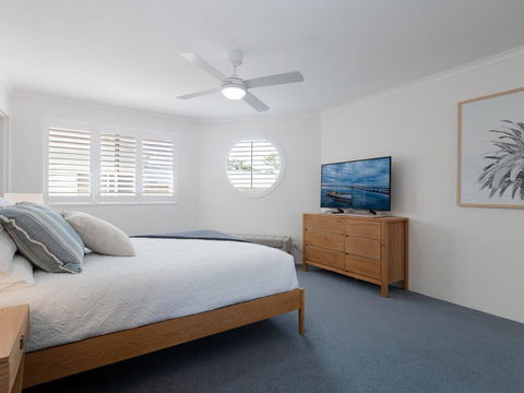 3 'Pelican Sands', 83 Soldiers Point Rd - Stunning Waterfront Unit With Magical Water Views & Air Conditioning - Australia Accommodation 1