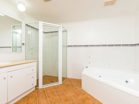 3 'Peninsula Waters', 2-4 Soldiers Point Rd - Beautiful Air Conditioned Unit With Pool, Lift & WIFI - Australia Accommodation 1