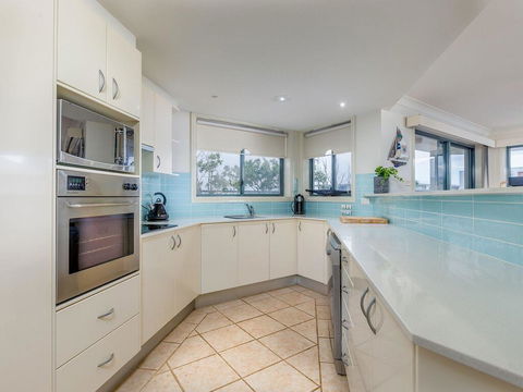 3 'Peninsula Waters', 2-4 Soldiers Point Rd - Beautiful Air Conditioned Unit With Pool, Lift & WIFI - Australia Accommodation 3