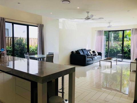 3 Bedroom Executive Luxury Beachside Townhouse - Australia Accommodation 0