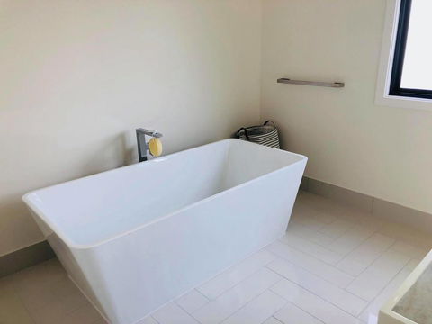 3 Bedroom Executive Luxury Beachside Townhouse - Australia Accommodation 2