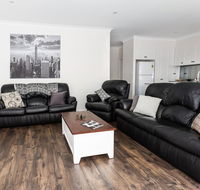 4 Bedroom Inner City Townhouse - SLEEPS 9  - Australia Accommodation