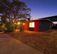 4 Page Street - Colourful and Shady 3-Bedroom Home - Australia Accommodation
