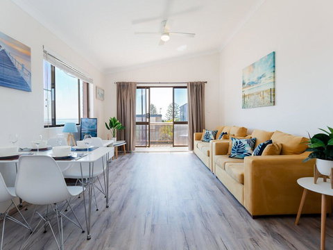 6 'Bahia', 47 Ronald Avenue - Fantastic Location With Filtered Water Views - Australia Accommodation 3