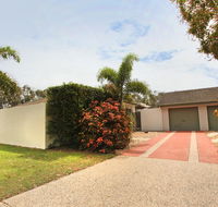 6 Petrie Ave Marcoola Pet Friendly Linen supplied - Australia Accommodation