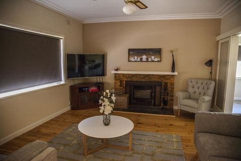 725 Myrtleford-Yackandandah Road - Australia Accommodation 2