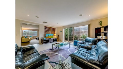 A TOUCH OF CLASS - PET FRIENDLY (OUTSIDE ONLY) - Australia Accommodation 1