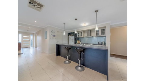 A TOUCH OF CLASS - PET FRIENDLY (OUTSIDE ONLY) - Australia Accommodation 3