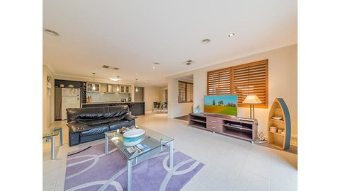 A TOUCH OF CLASS - PET FRIENDLY (OUTSIDE ONLY) - Australia Accommodation 2