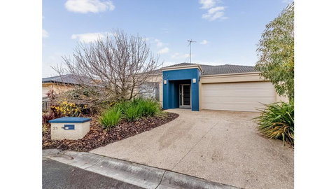 A TOUCH OF CLASS - PET FRIENDLY (OUTSIDE ONLY) - Australia Accommodation 0