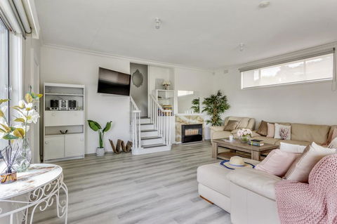 A Wave From It All - Australia Accommodation 2