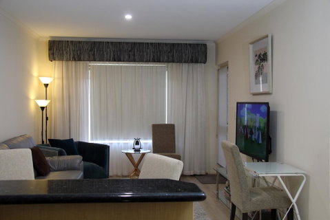 ADELAIDE CBD APARTMENT - 3BR, 2BATH & CARPARK - Australia Accommodation 1