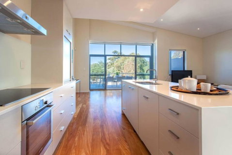 Eagle Escape I Private Properties - Australia Accommodation 3