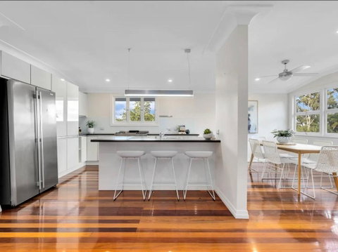 Elegant Villa Near Shopping Mall - Australia Accommodation 0