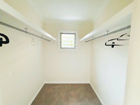 Elegant Villa Near Shopping Mall - Australia Accommodation 4
