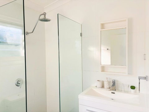 Elegant Villa Near Shopping Mall - Australia Accommodation 2