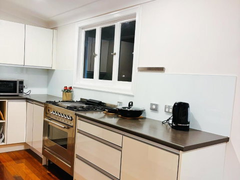 Elegant Villa Near Shopping Mall - Australia Accommodation 1