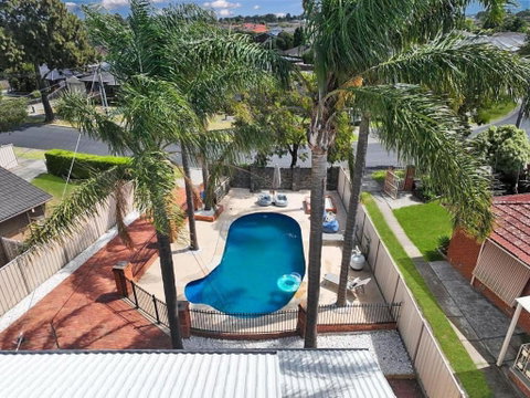 Evies White House Oasis I Pool & Close To Airport - Australia Accommodation 0