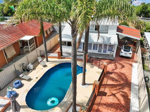 Evies White House Oasis I Pool & Close To Airport - Australia Accommodation 1