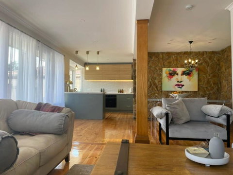 Evies White House Oasis I Pool & Close To Airport - Australia Accommodation 2