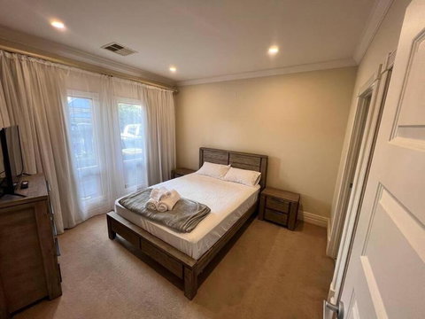 Executive Villa Close To CBD With Spa - Australia Accommodation 1