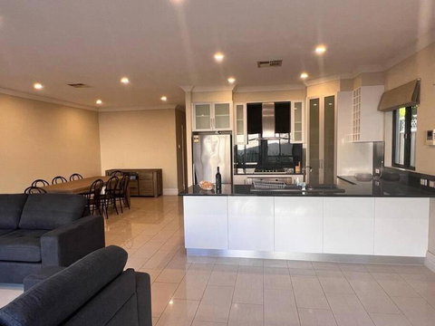 Executive Villa Close To CBD With Spa - Australia Accommodation 2