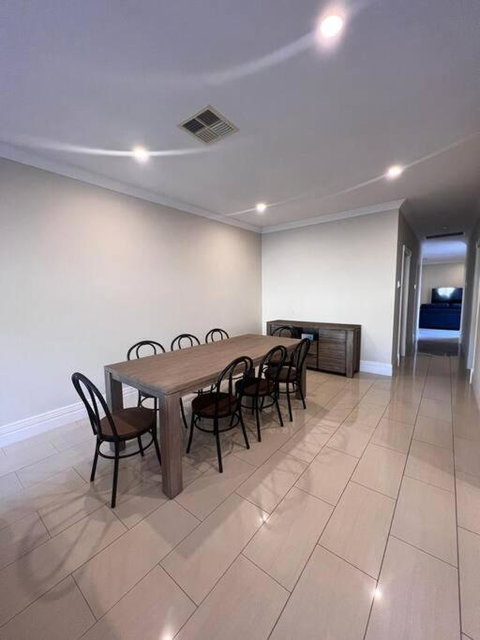 Executive Villa Close To CBD With Spa - Australia Accommodation 3