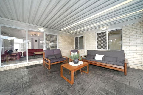 Family Escape Serene Oasis With Pool And AC - Australia Accommodation 3