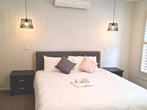 Generous 4 Bedroom Home Close To Park And Shops - Australia Accommodation 0