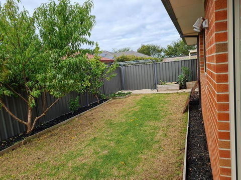 Generous 4 Bedroom Home Close To Park And Shops - Australia Accommodation 1